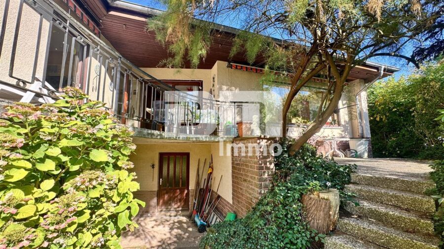 Solides Einfamilienhaus mit großzügigem Flächenangebot auf weitläufigem Traumgrundstück - Rückansicht / Terrasse 2 / Freisitz